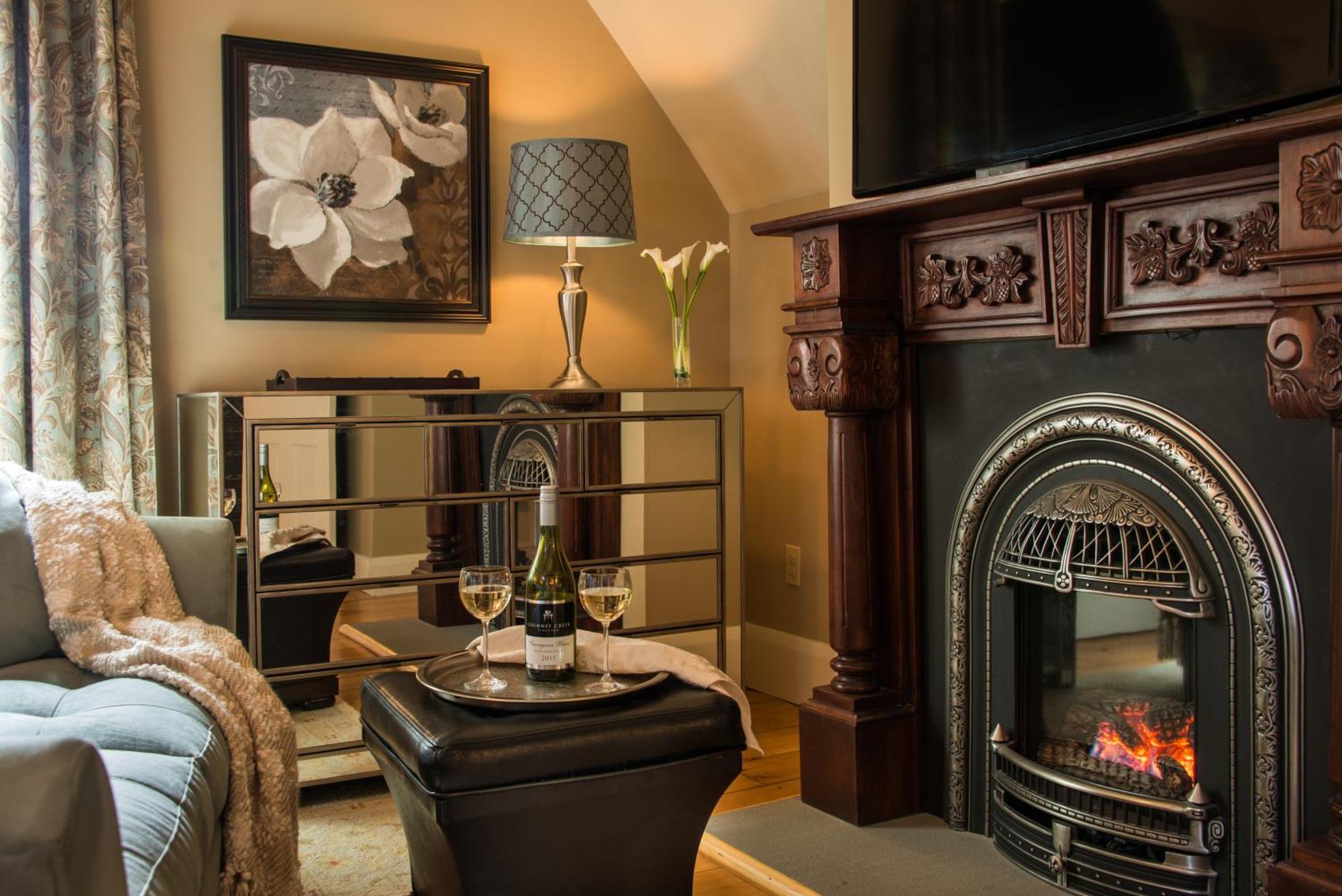 Gothic Eves Inn And Spa Bed And Breakfast Trumansburg Bagian luar foto