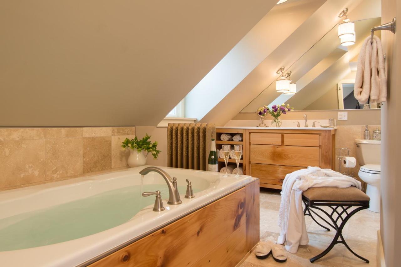 Gothic Eves Inn And Spa Bed And Breakfast Trumansburg Bagian luar foto