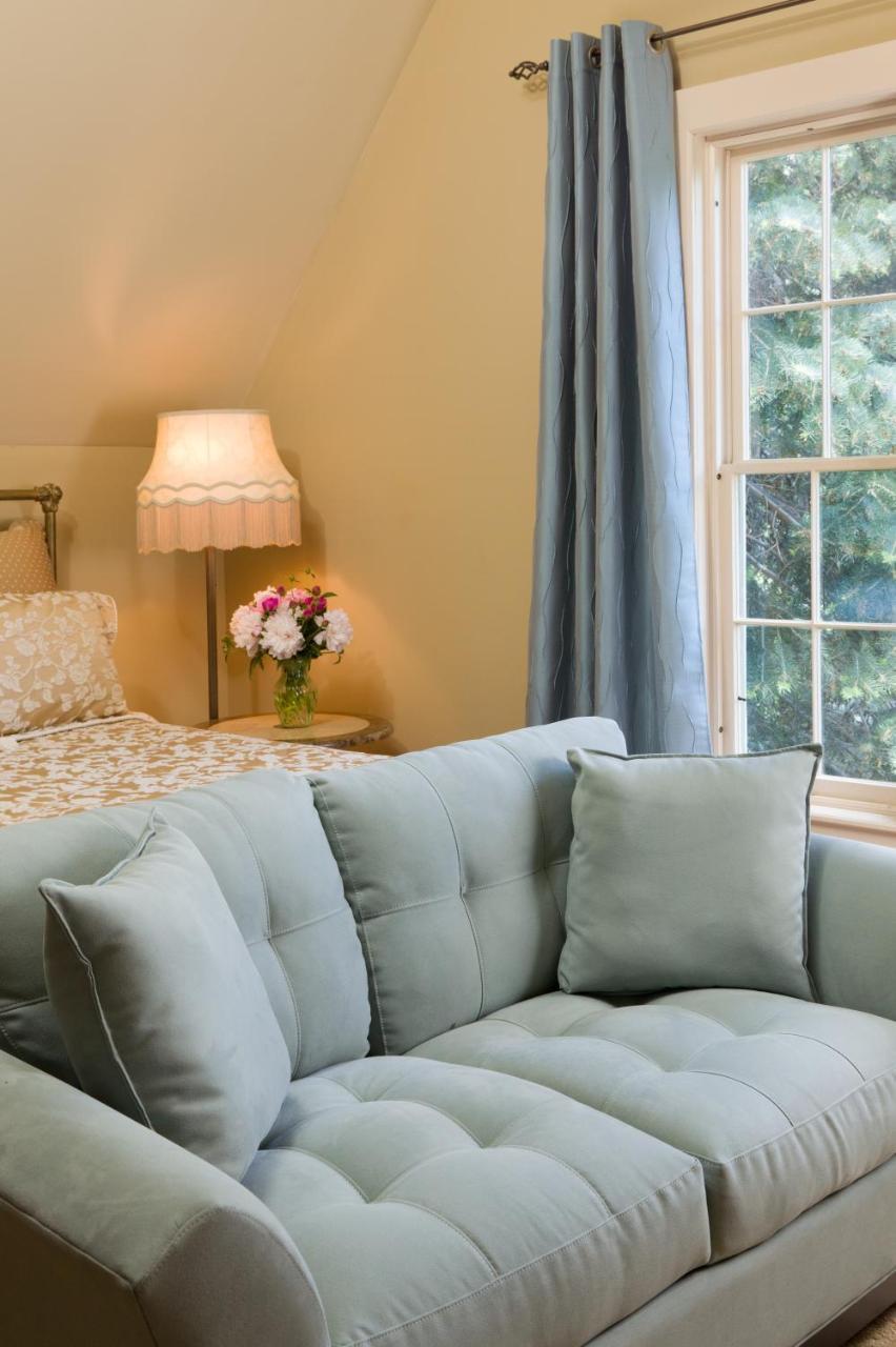 Gothic Eves Inn And Spa Bed And Breakfast Trumansburg Bagian luar foto